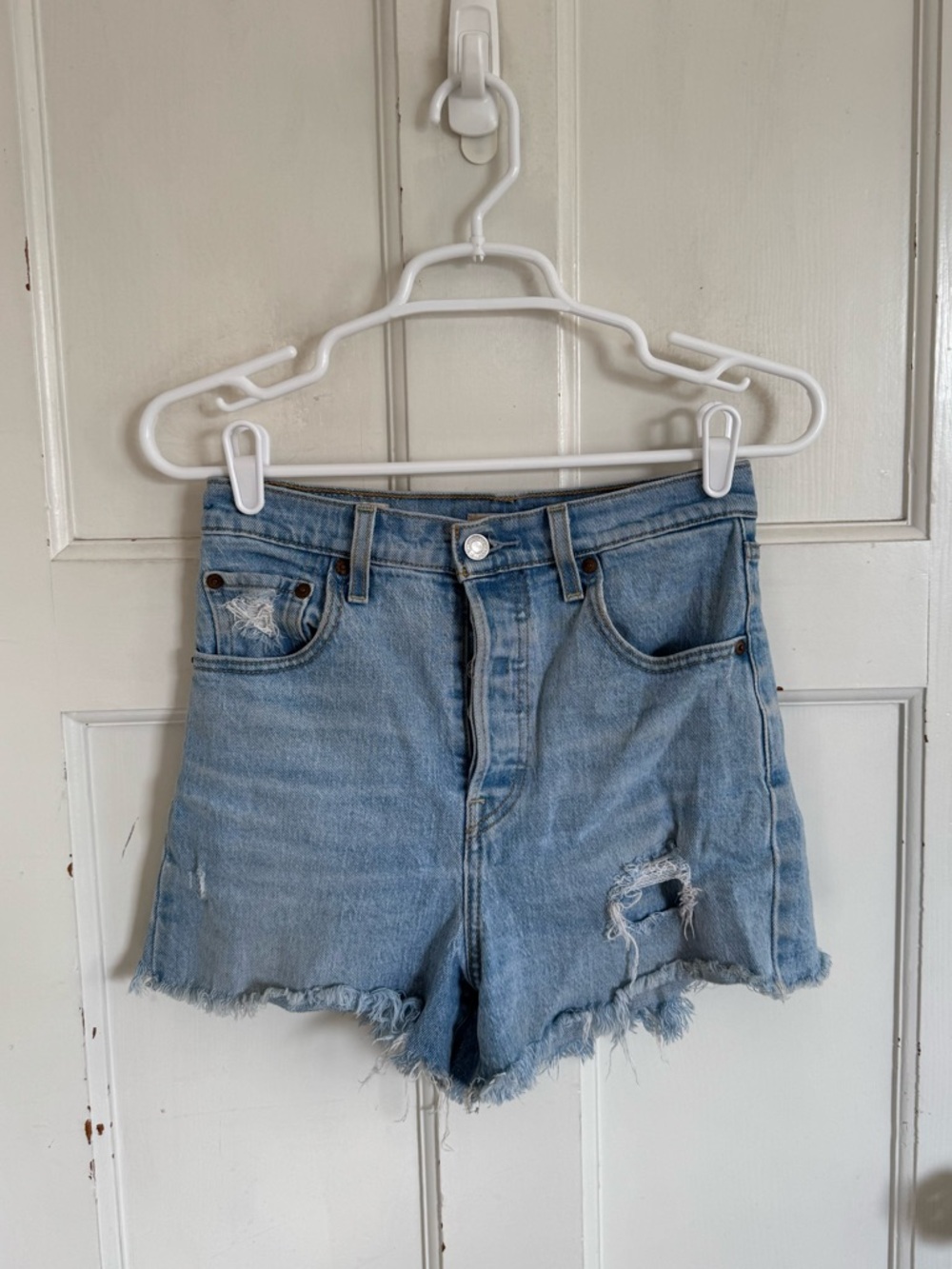 Levi’s Ribcage high rise denim shorts size 26